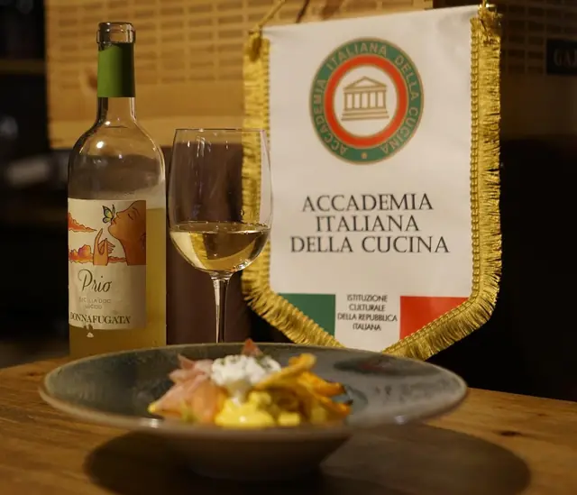 Il gagliardetto dell'Accademia Italiana della Cucina all'Hosteria il Punto Rosa, Verona