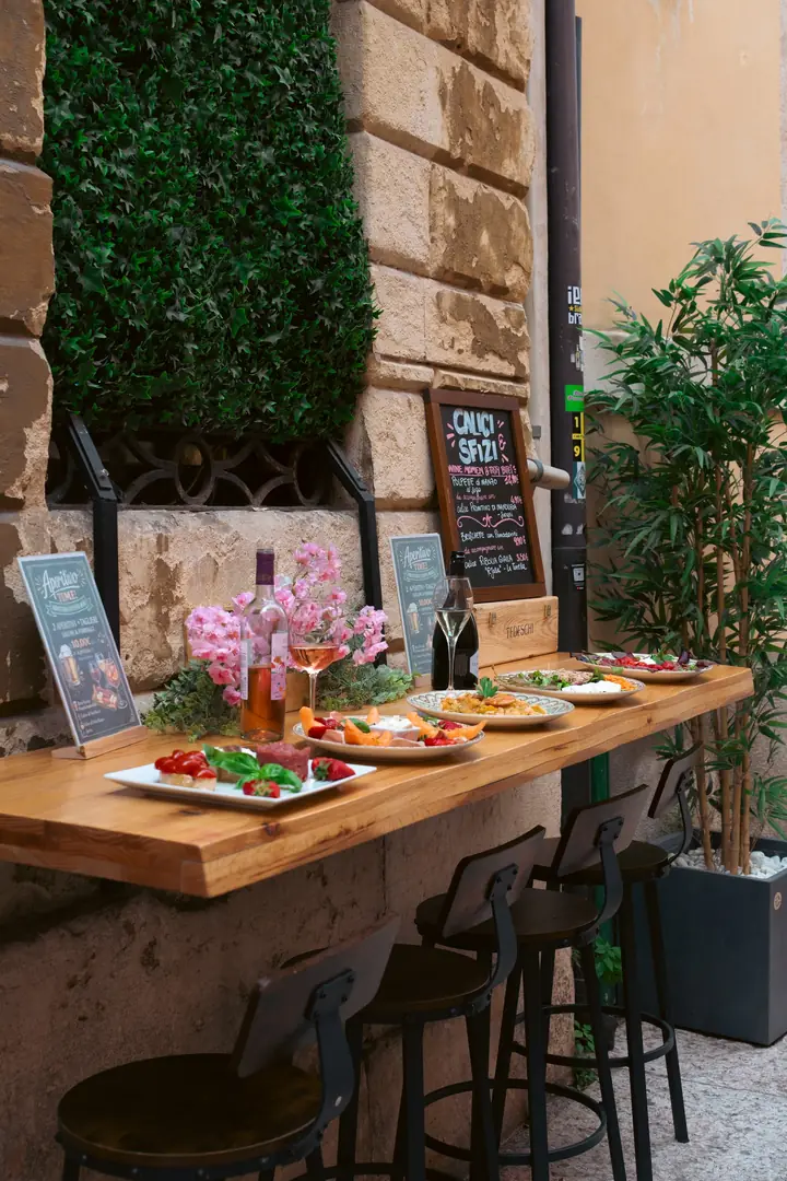 Il banco all'aperto in Via Fratta, nel centro storico di Verona