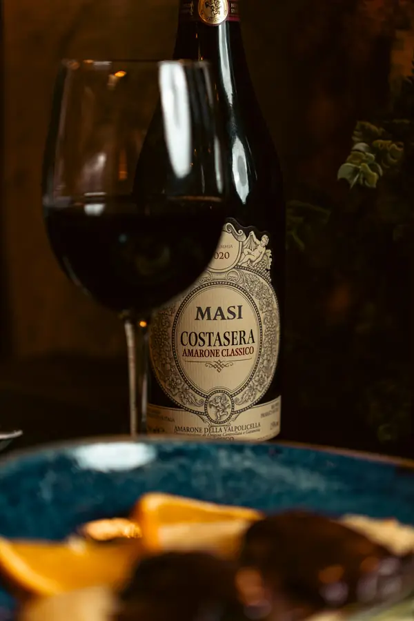Amarone della Valpolicella Classico e calice di vino rosso – Hosteria il Punto Rosa, Verona