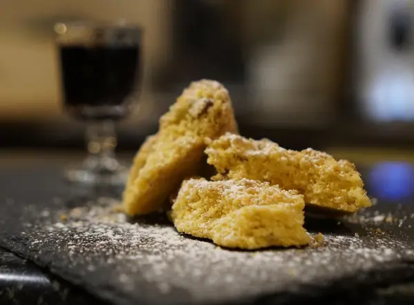 Dolce della casa con zucchero a velo e calice di vino – Hosteria il Punto Rosa, Verona