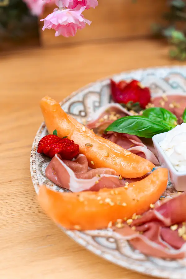 Melone e prosciutto crudo con fragole – Hosteria il Punto Rosa, Verona