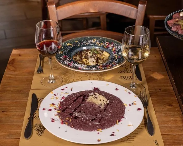 Risotto all'Amarone e gnocchi con calici di vino – Hosteria il Punto Rosa, Verona