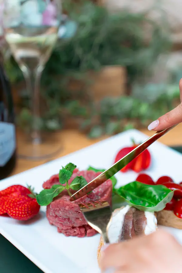 Tartare con fragole e basilico – Hosteria il Punto Rosa, Verona