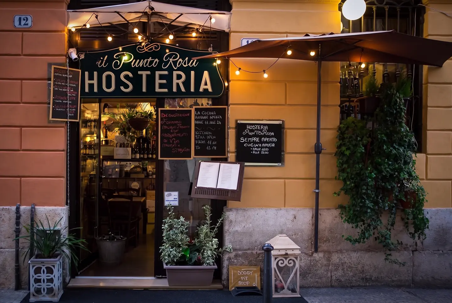L'insegna dell'Hosteria il Punto Rosa in Via Fratta 12/A, nel centro storico di Verona