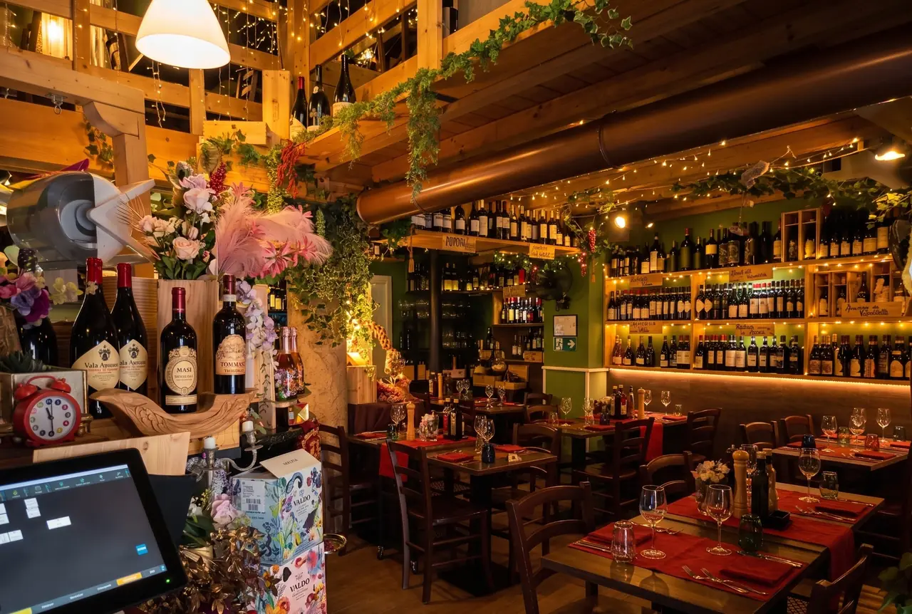 Sala principale dell'Hosteria il Punto Rosa con la parete dei vini, Verona